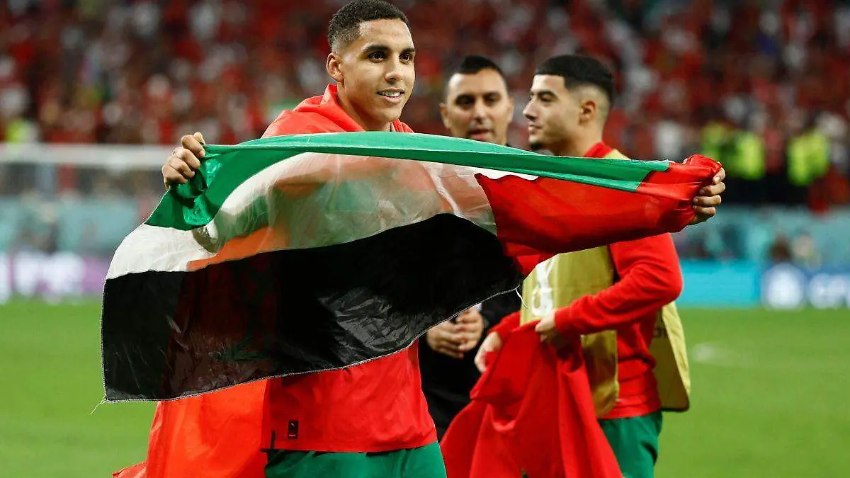 Marruecos posa con una bandera palestina tras pasar a cuartos del Mundial, ¿recibirá castigo